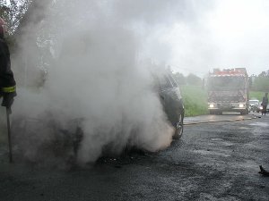 Extinguido un incendio nun vehículo na parroquia do Val de Xestoso, no Concello de Monfero